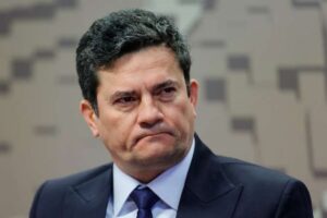 Moro destrói decisão de Moraes