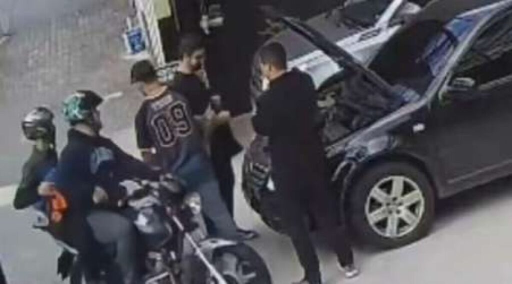 Policial reage a assalto, atira em dois e só depois descobre que era brincadeira (veja o vídeo)
