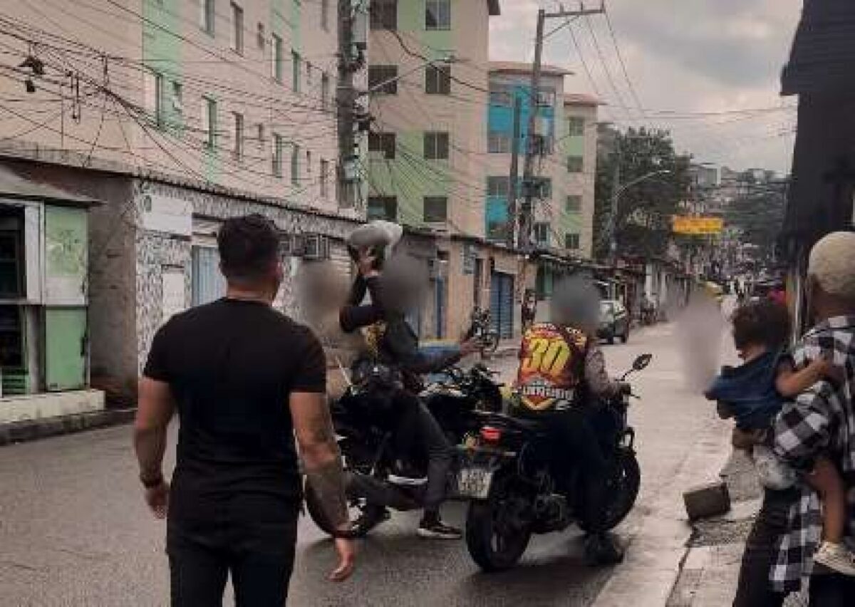 Gabriel Monteiro entra no Complexo do Alemão e faz resgate emocionante (veja o vídeo)
