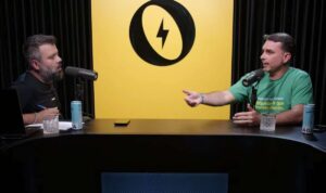 Flávio Bolsonaro solta o verbo no maior podcast do país (veja o vídeo)