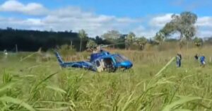 Helicóptero cai em quintal de residência em zona rural (veja o vídeo)