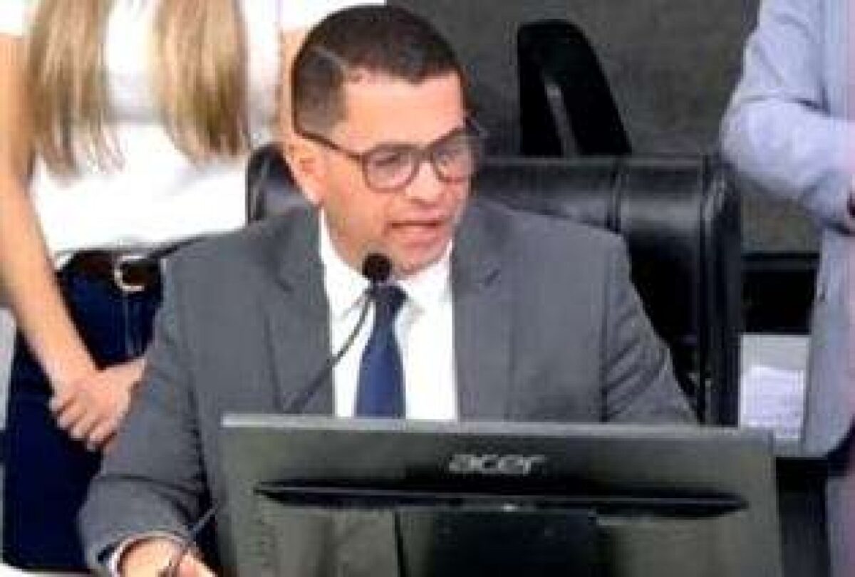 Presidente da Câmara se revolta em sessão: Vai todo mundo tomar no c* (veja o vídeo)