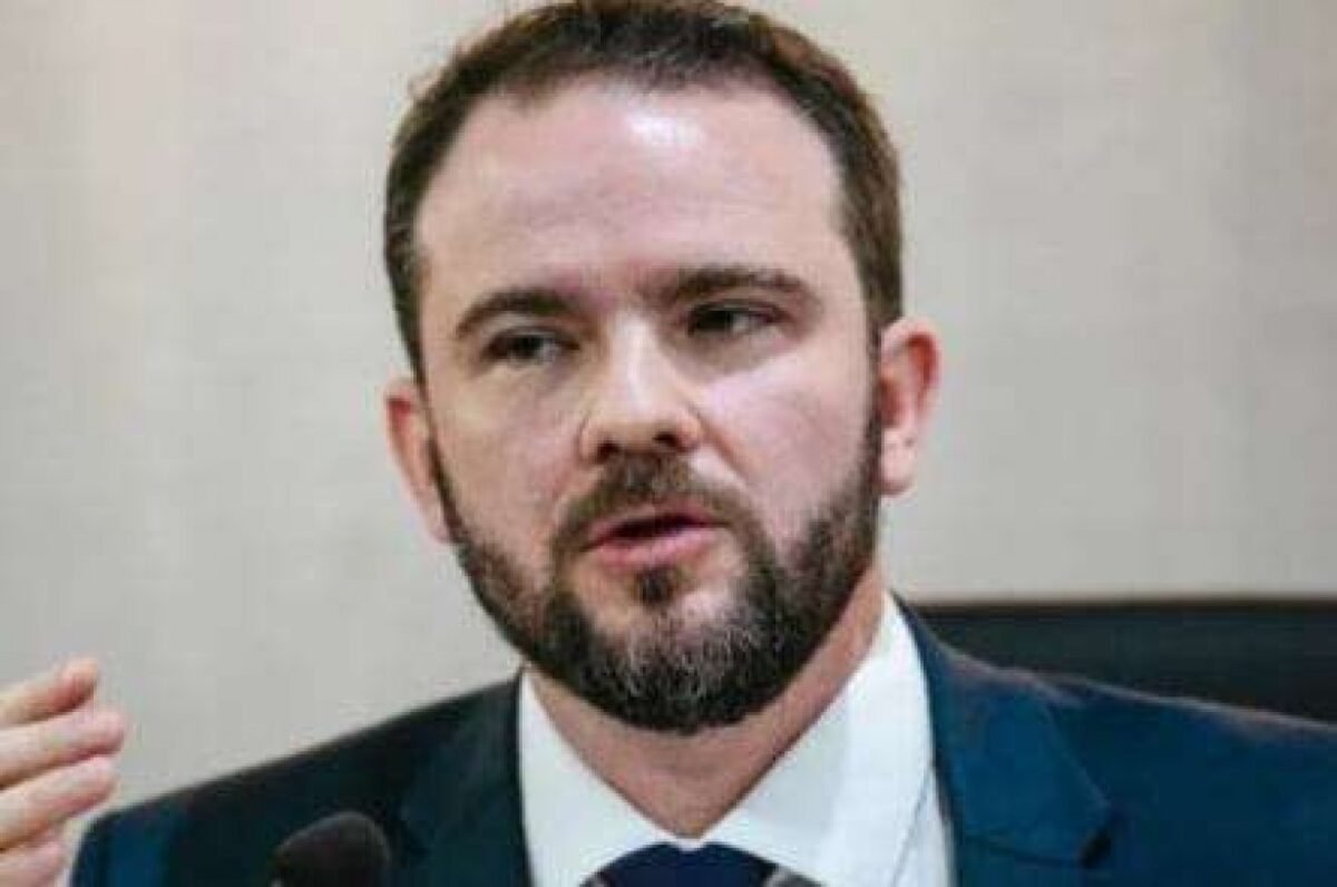 Governo Lula chuta o pau da barraca e já admite rombo fiscal bilionário