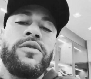 Neymar se revolta com reportagem que vazou vestiário do Santos