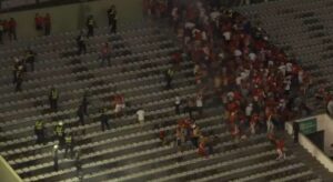 Confusão toma conta de estádio e torcedor é esfaqueado (veja o vídeo)