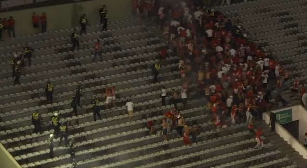 Confusão toma conta de estádio e torcedor é esfaqueado (veja o vídeo)