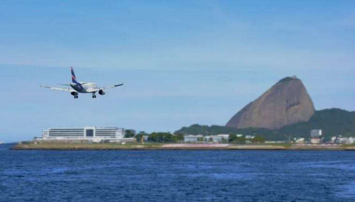 Operação policial faz avião da Latam alterar rota de chegada ao Rio de Janeiro