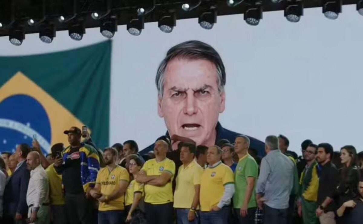 Flávio Bolsonaro dá aula em resposta ao TSE sobre vídeo de IA com Jair Bolsonaro