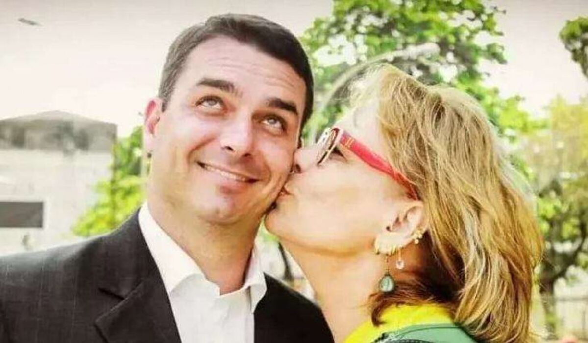 Mãe de Flávio altera plano, mas permanece na disputa