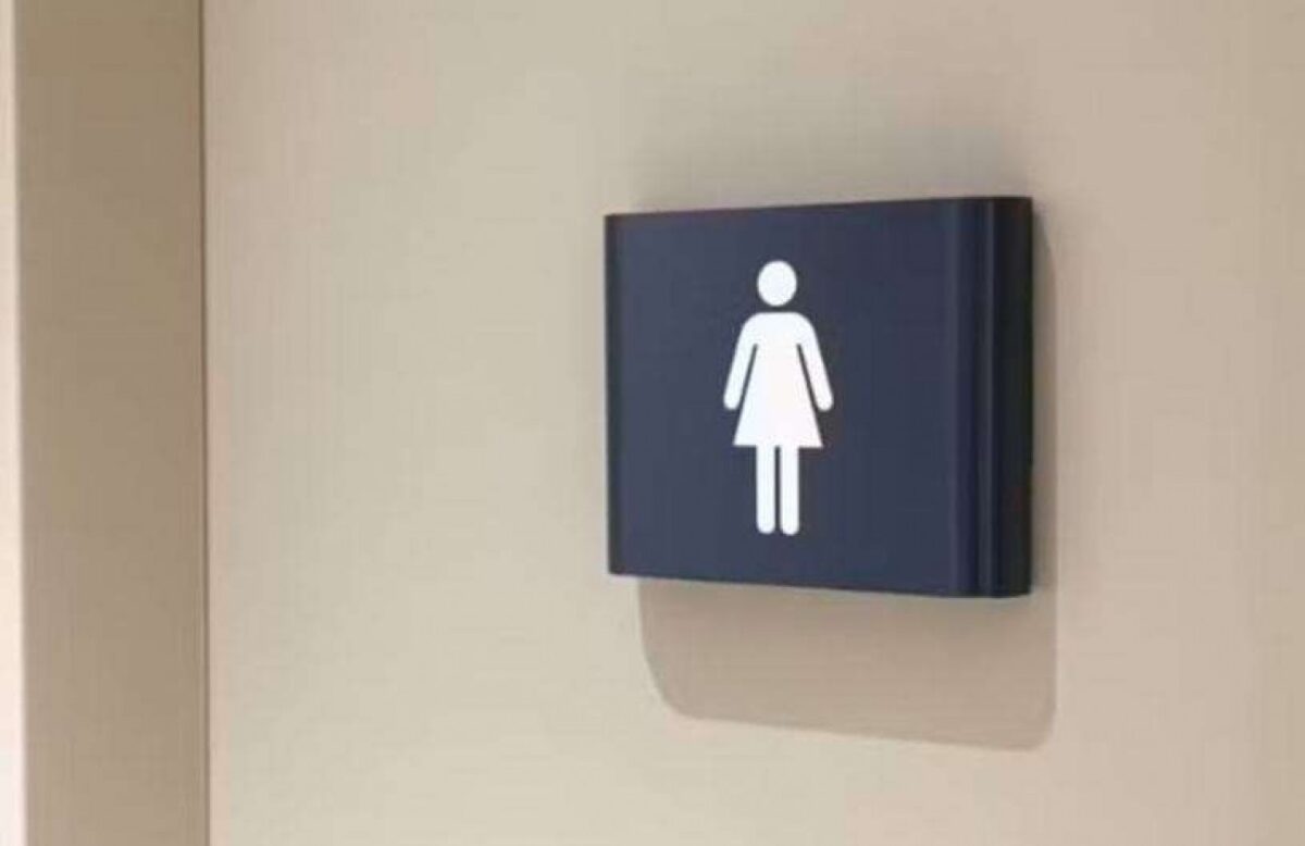 Importante capital nordestina sanciona lei que proíbe uso de banheiro feminino por mulheres trans