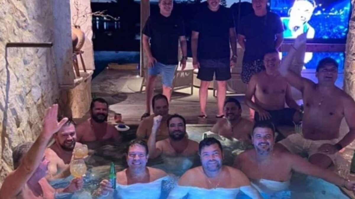 URGENTE: Vaza foto encontrada pela PF mostrando inúmeros políticos em situação inusitada